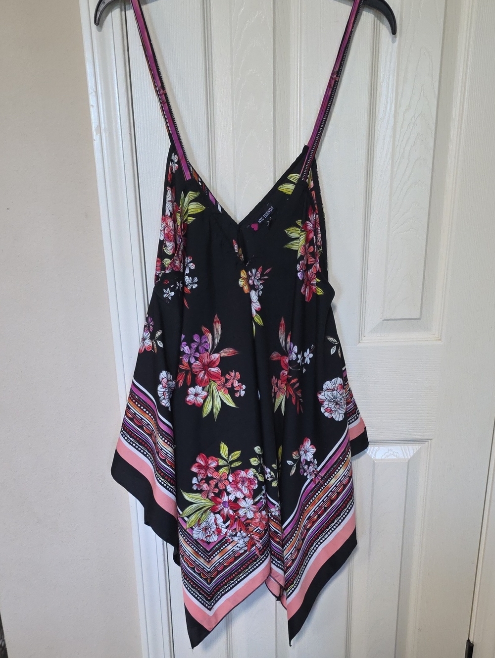 🏝Floral Handkerchief Hem Cami Top - Black with Pink Accents.🏖